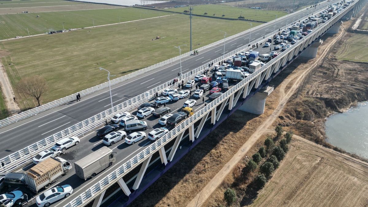 Fotky: Dálniční most v Číně ucpala nehoda stovek aut